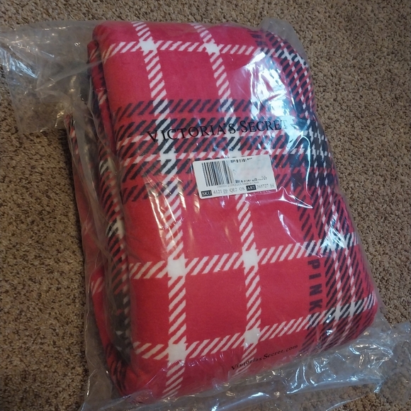 NWT Victoria's Secret 2024 Cozy Plush Fleece Blanket 60" X 50" Plaid MSRP $70 - Picture 2 of 4